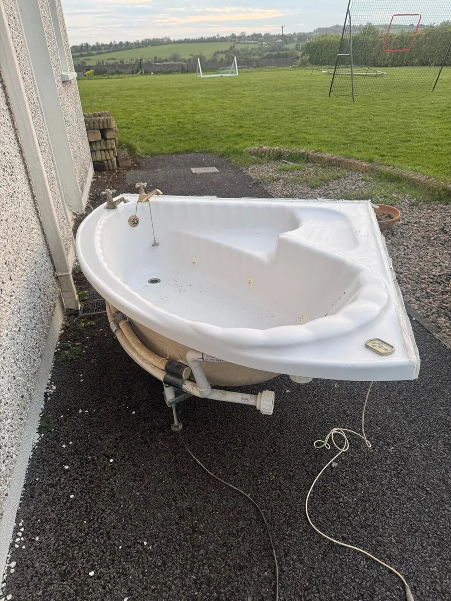 Jacuzzi Bath - Image 1