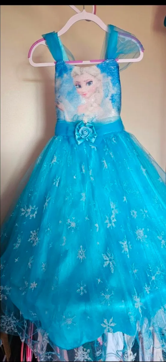 Princesses frozen elsa dress And back drop backgro - Image 1