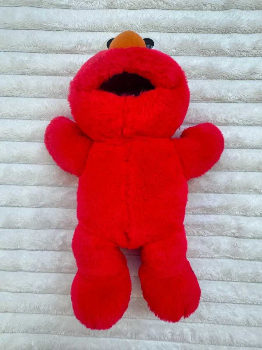 Sesame Street Tickle Me Elmo Surprise Talking Plus - Image 1