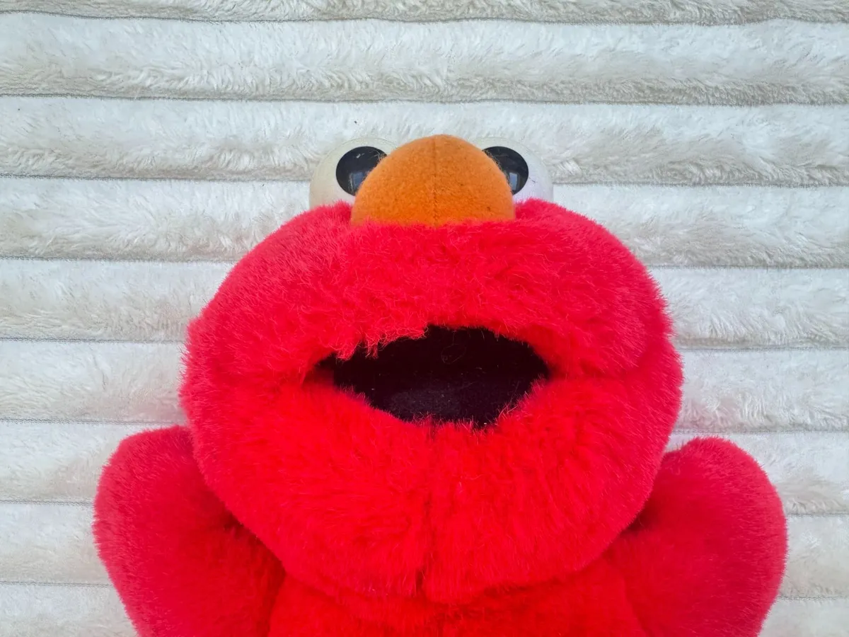 Sesame Street Tickle Me Elmo Surprise Talking Plus - Image 3