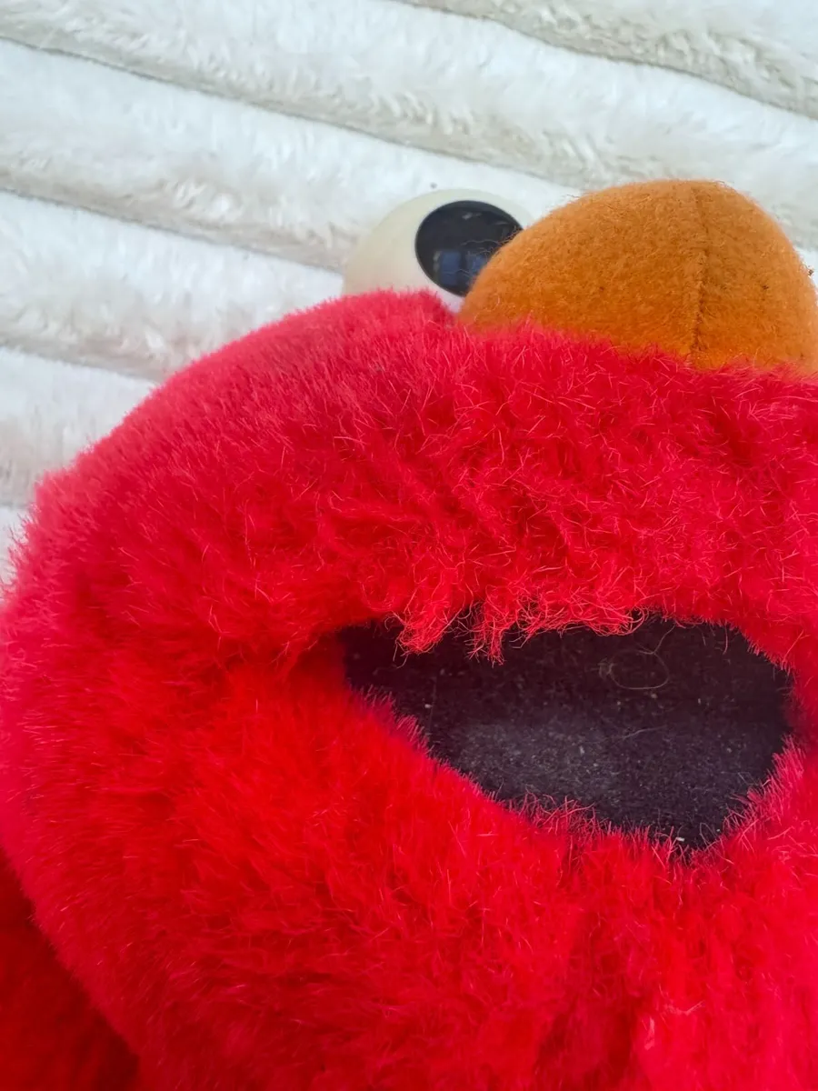 Sesame Street Tickle Me Elmo Surprise Talking Plus - Image 4