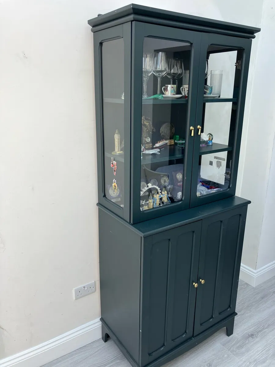 Cabinet with glass doors - Image 2