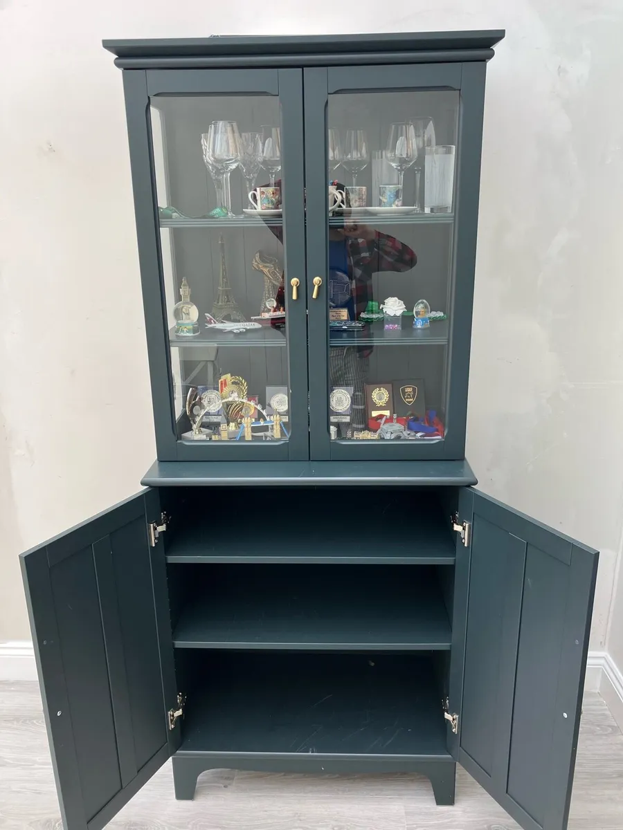 Cabinet with glass doors - Image 3
