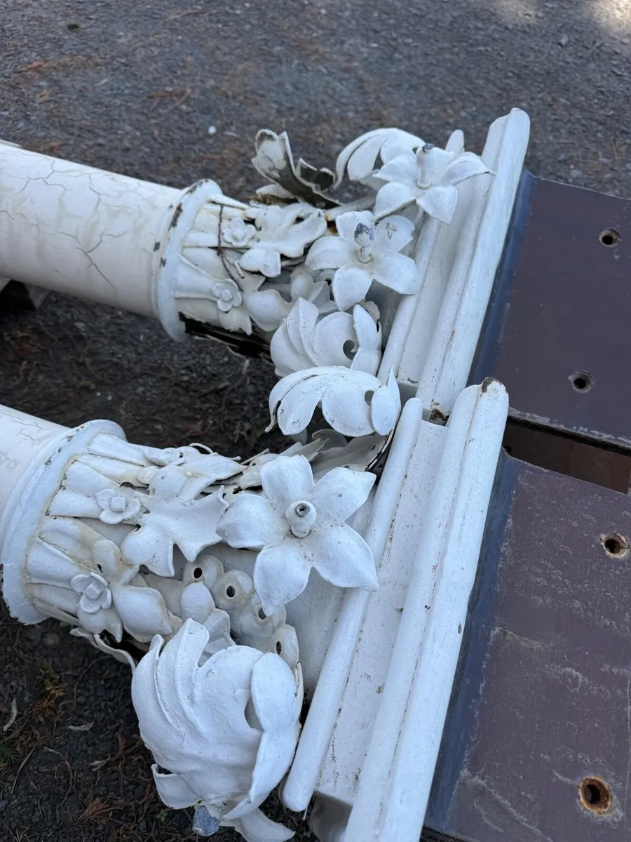 Pair of reclaimed cast iron uprights - Image 3