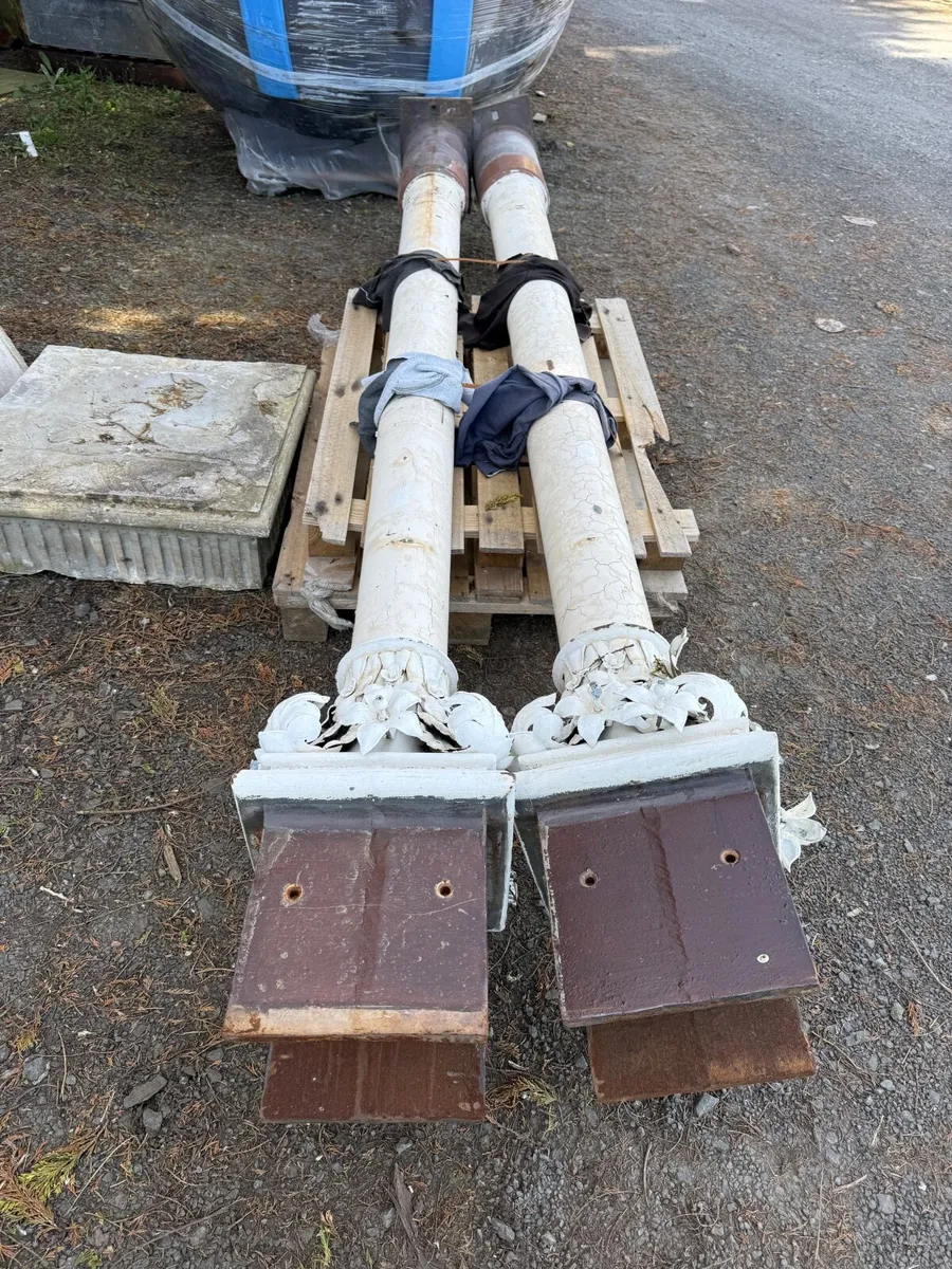 Pair of reclaimed cast iron uprights - Image 4