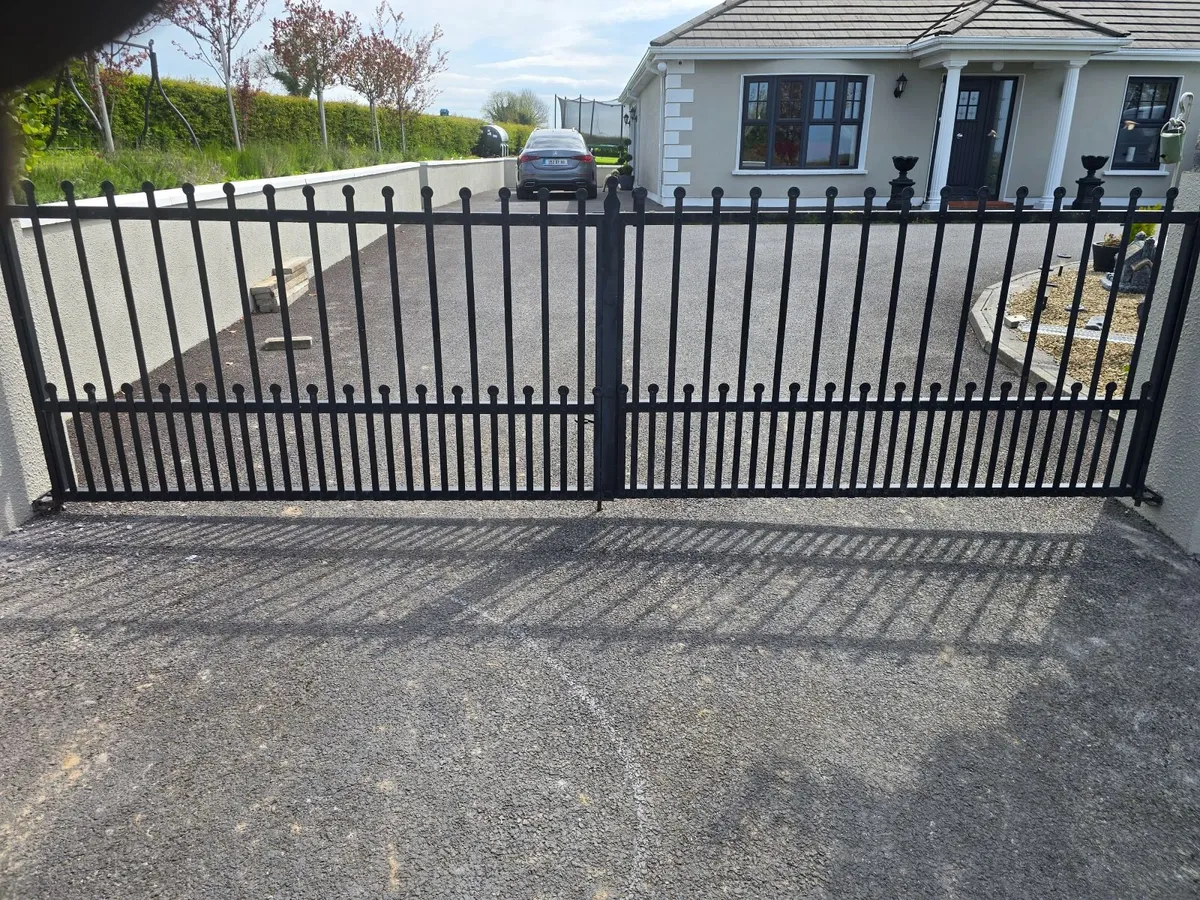 Entrance gates - Image 1