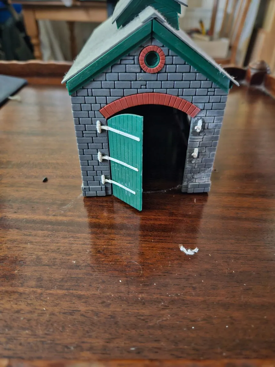 Hornby Dapol OO Gauge Engine Shed - Image 2