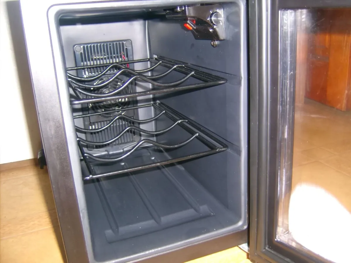 mini drinks fridge - Image 2