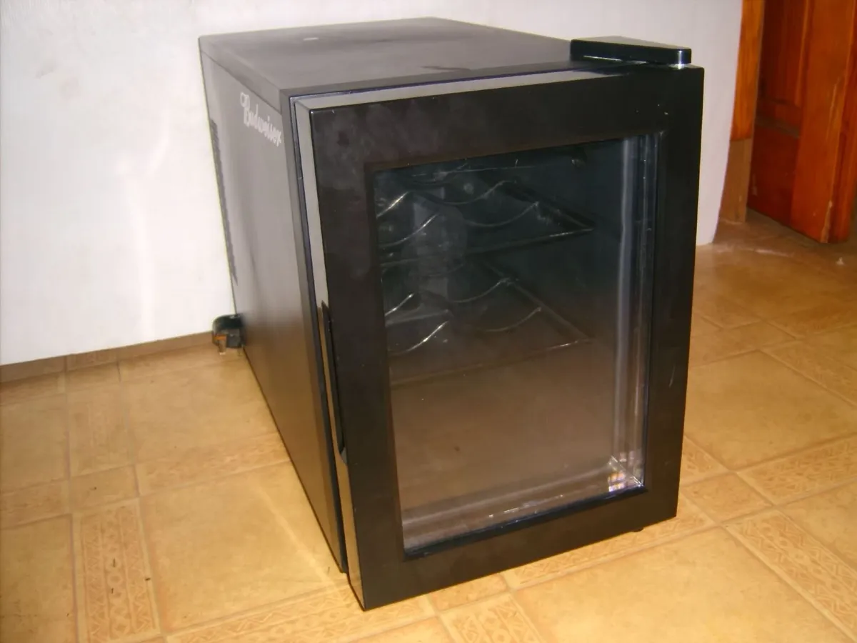 mini drinks fridge - Image 1