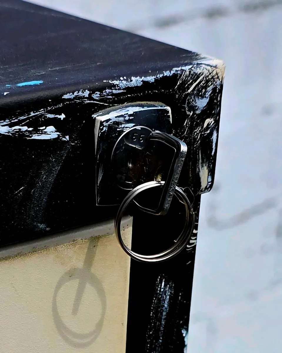 . Filing cabinet - Image 4