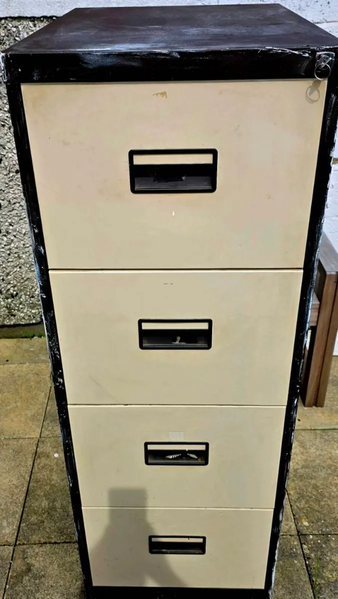 . Filing cabinet - Image 1