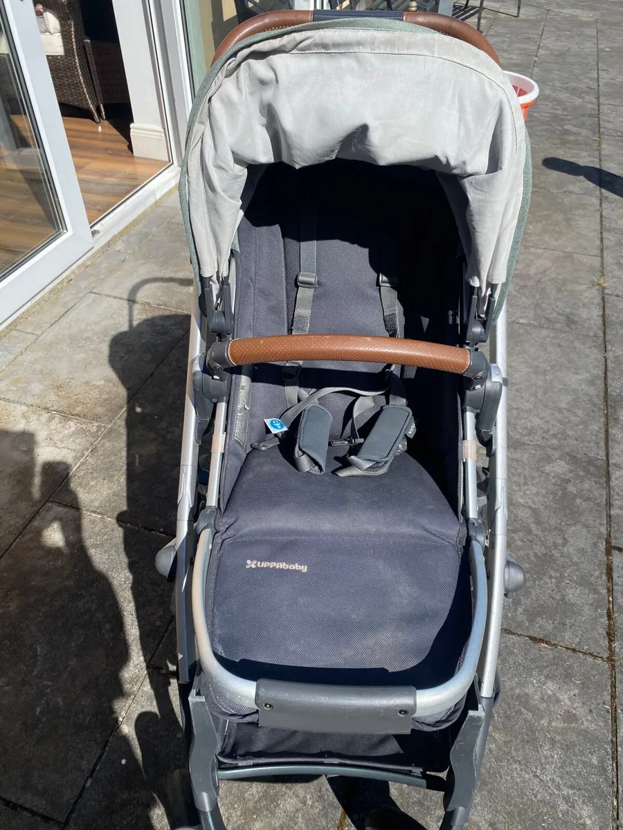 Uppababy v2 buggy and bassinet emmet colour - Image 1