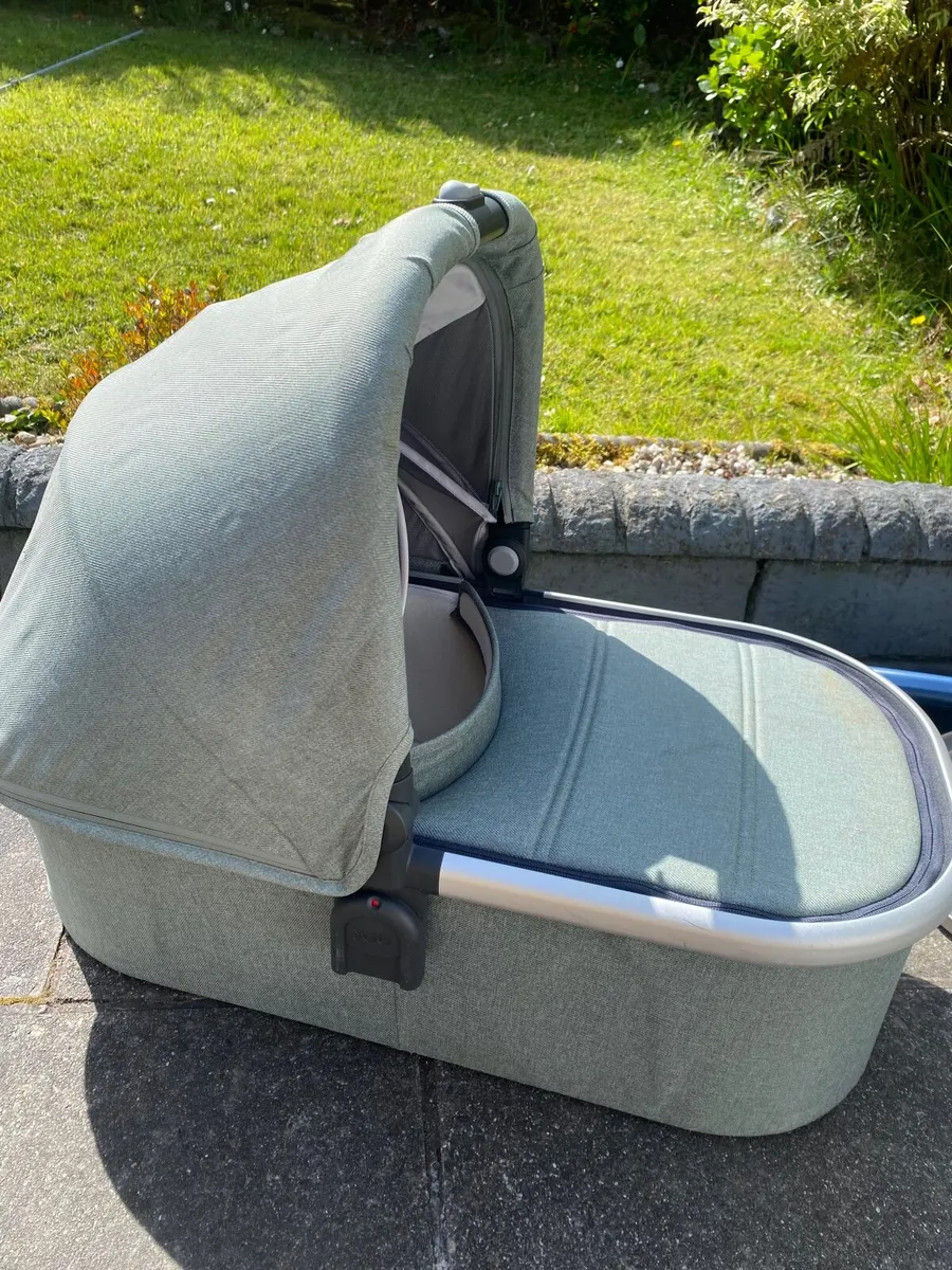 Uppababy v2 buggy and bassinet emmet colour - Image 3