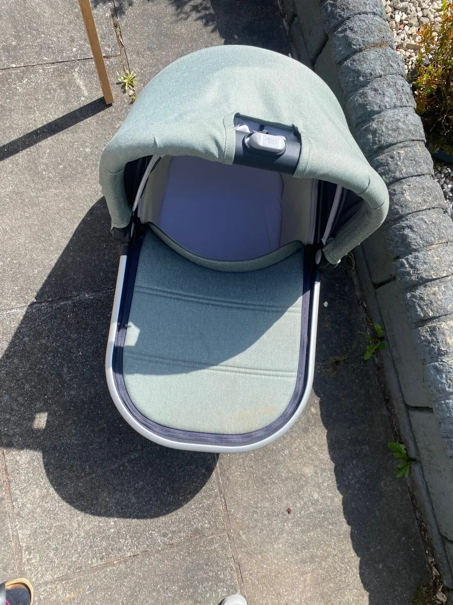 Uppababy v2 buggy and bassinet emmet colour - Image 4