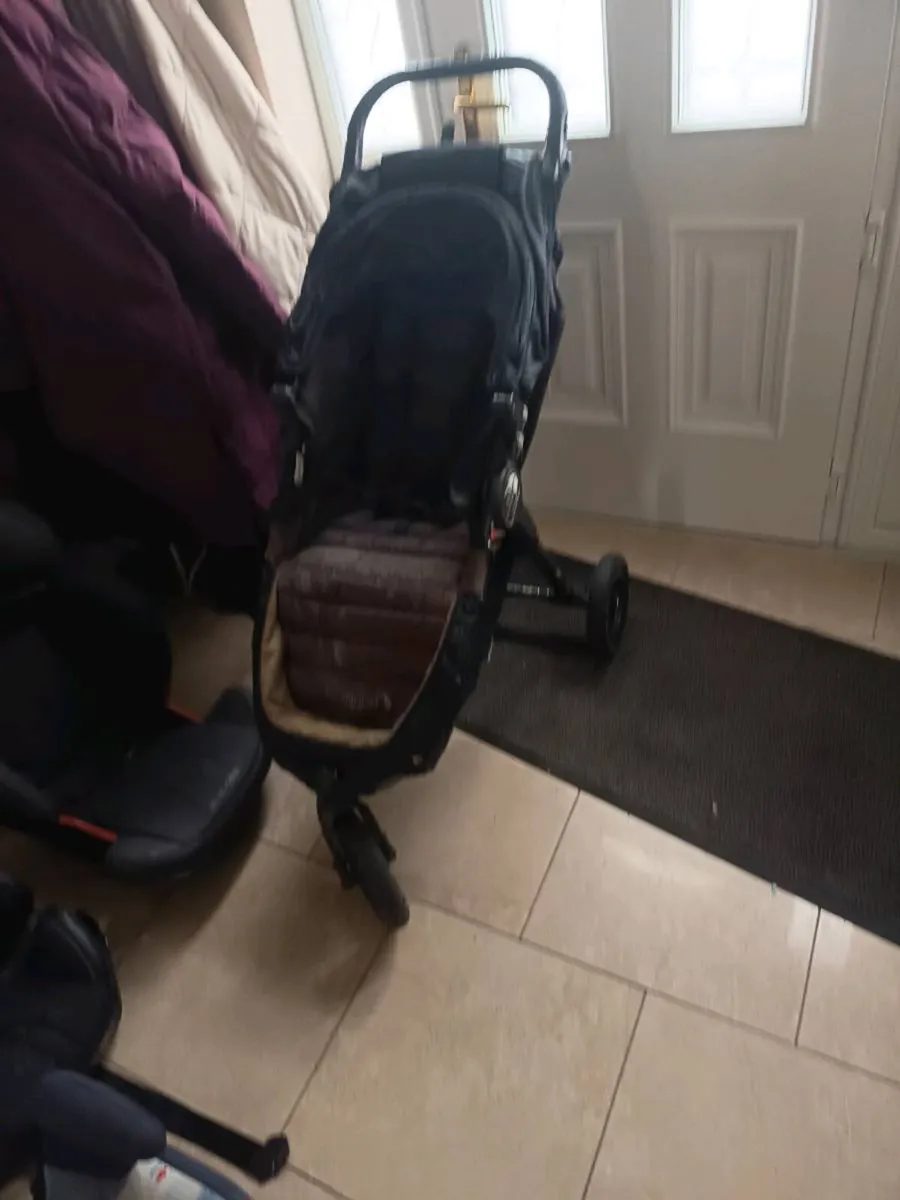 Car seats and buggy - Image 2