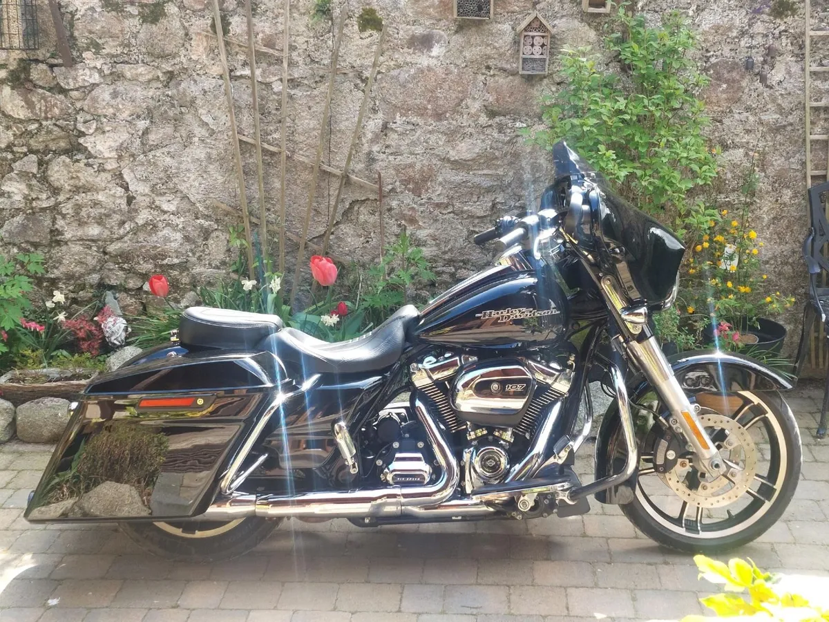 HARLEY DAVIDSON 2017 Streetglide special. - Image 1