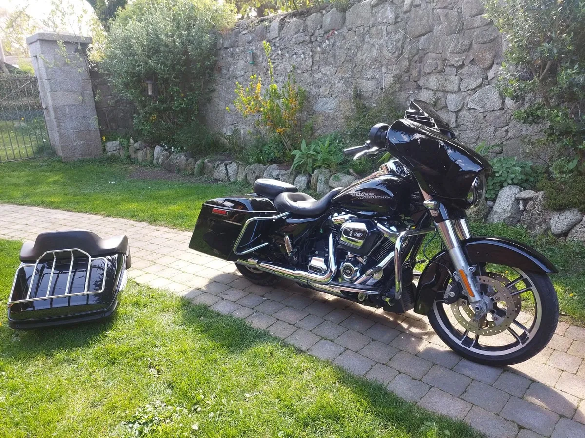 HARLEY DAVIDSON 2017 Streetglide special. - Image 2