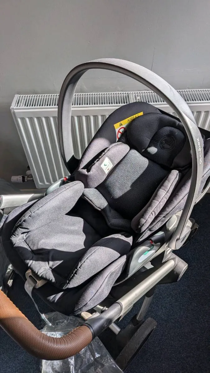 Joolz hub travel system with Cybex infant carseat - Image 3