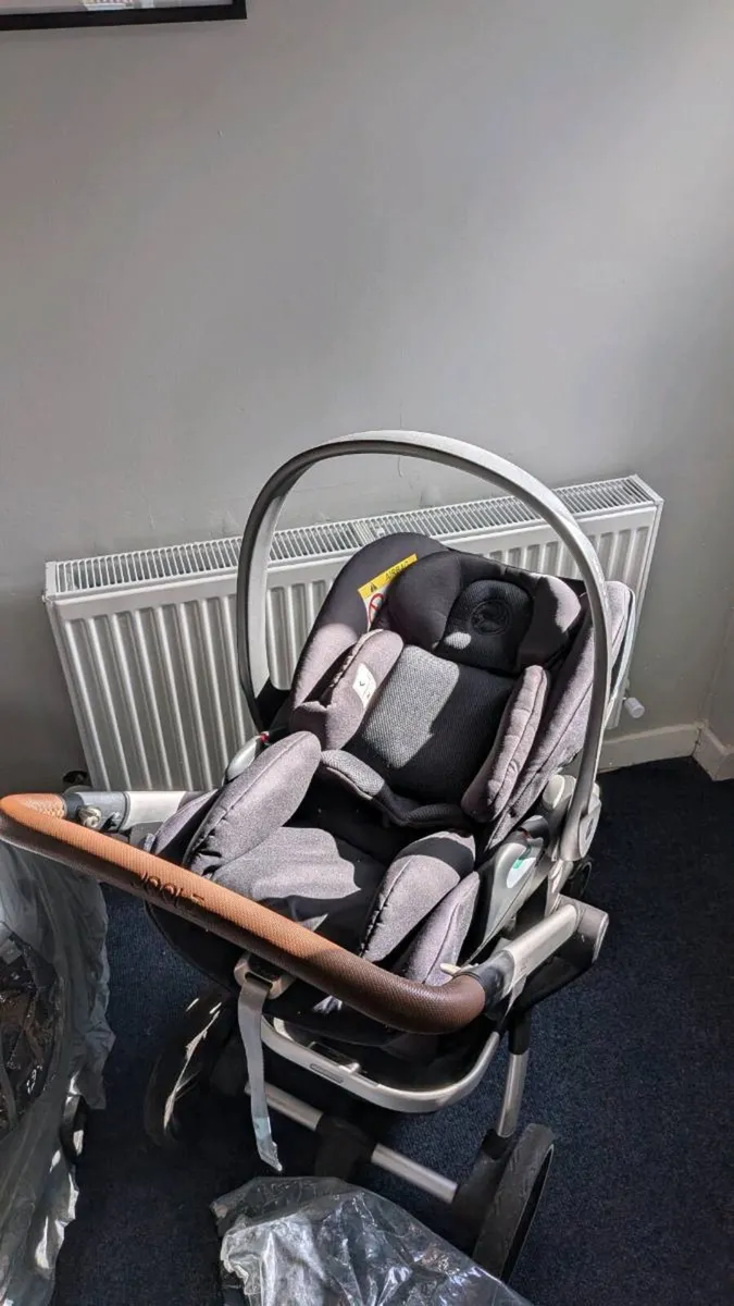 Joolz hub travel system with Cybex infant carseat - Image 4