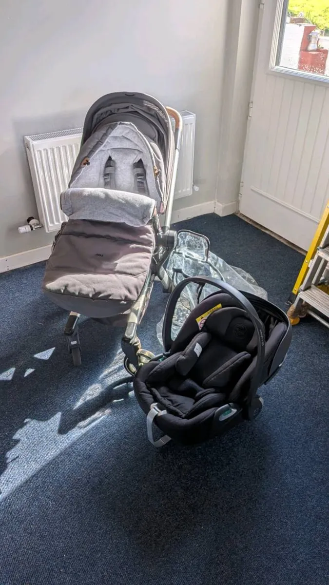 Joolz hub travel system with Cybex infant carseat - Image 1