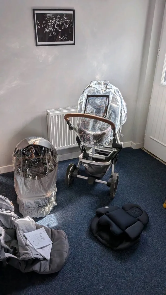 Joolz hub travel system with Cybex infant carseat - Image 2