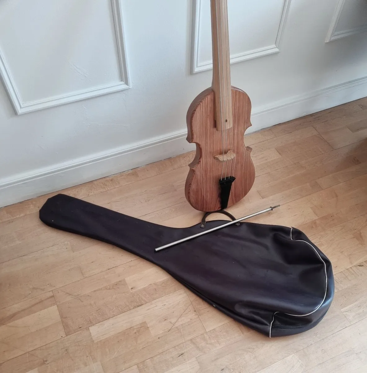 Base Guitar - Image 2