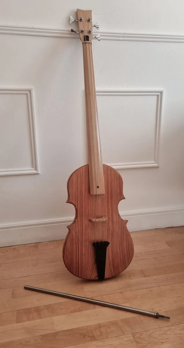 Base Guitar - Image 1