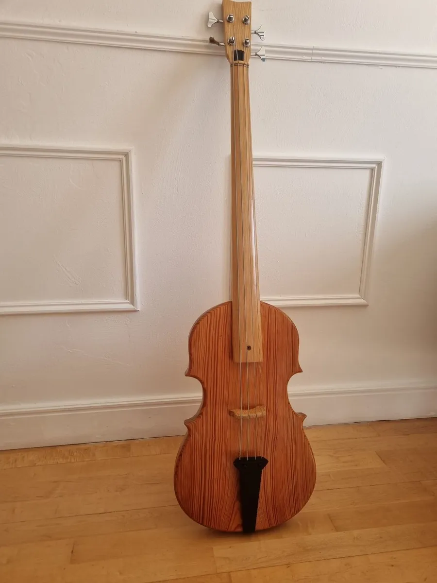 Base Guitar - Image 3