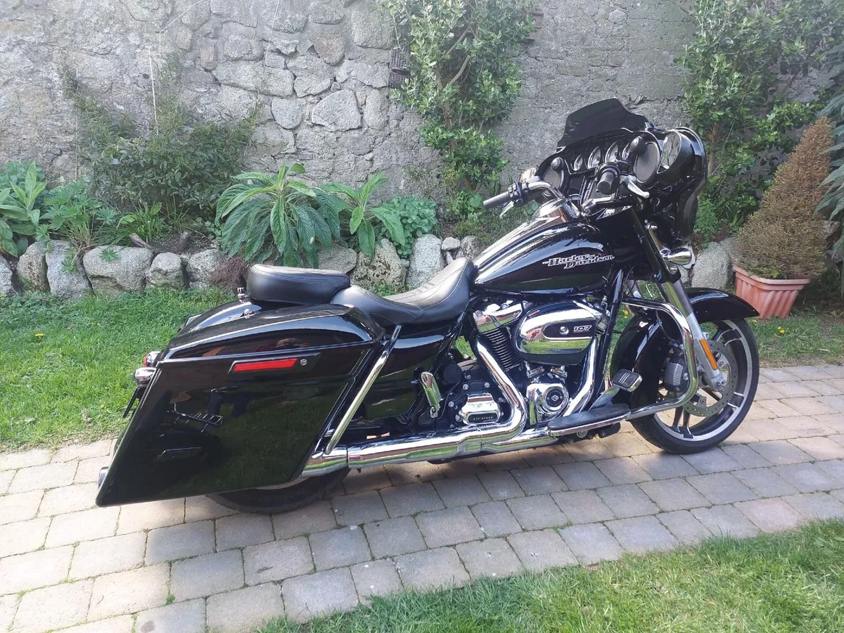 HARLEY DAVIDSON 2017 Streetglide special. - Image 4