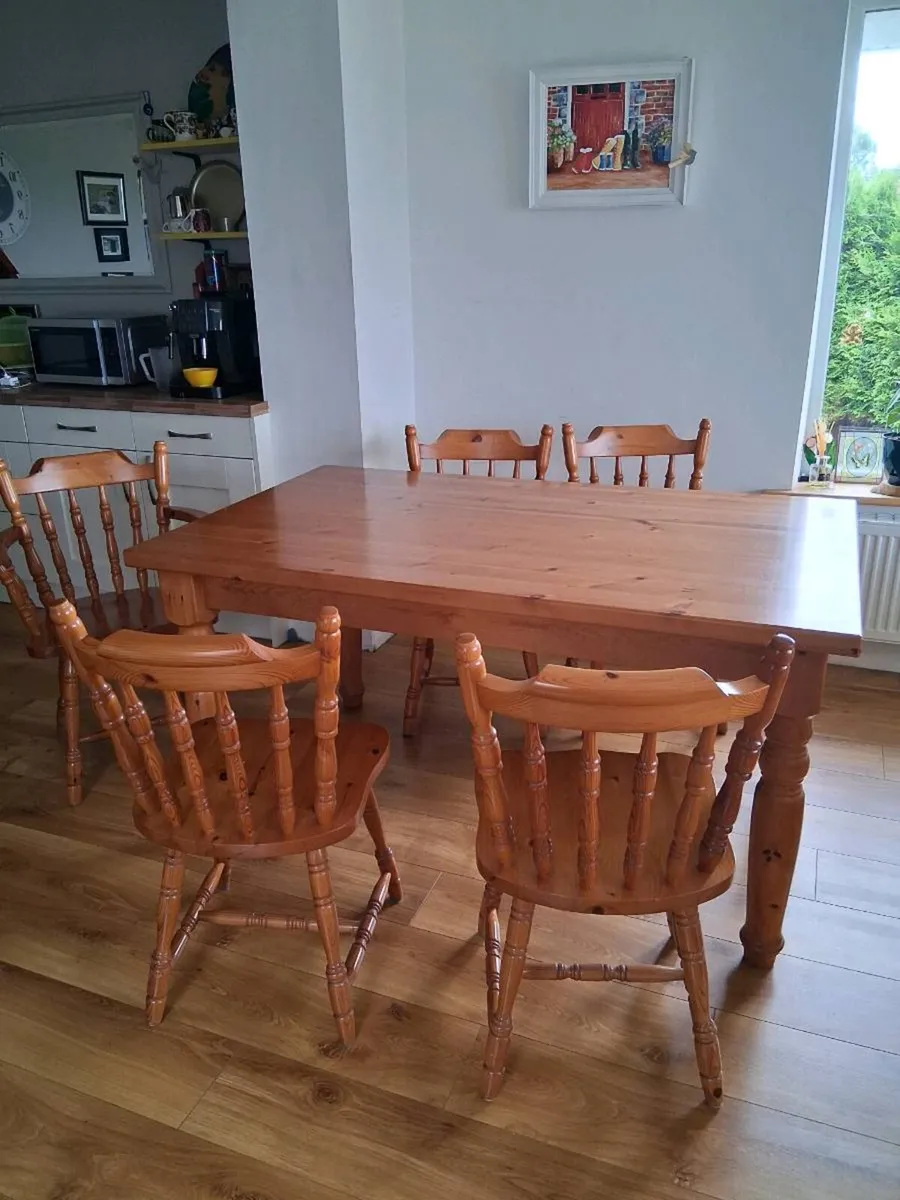 Table and chairs - Image 1