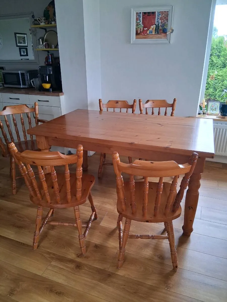 Table and chairs - Image 2