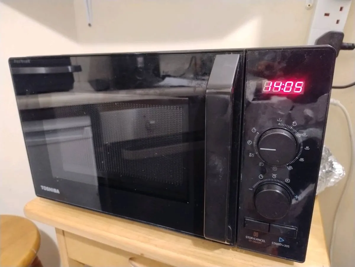 Toshiba Microwave Oven 20L MW2-AM20PF(BK) 800W - Image 1