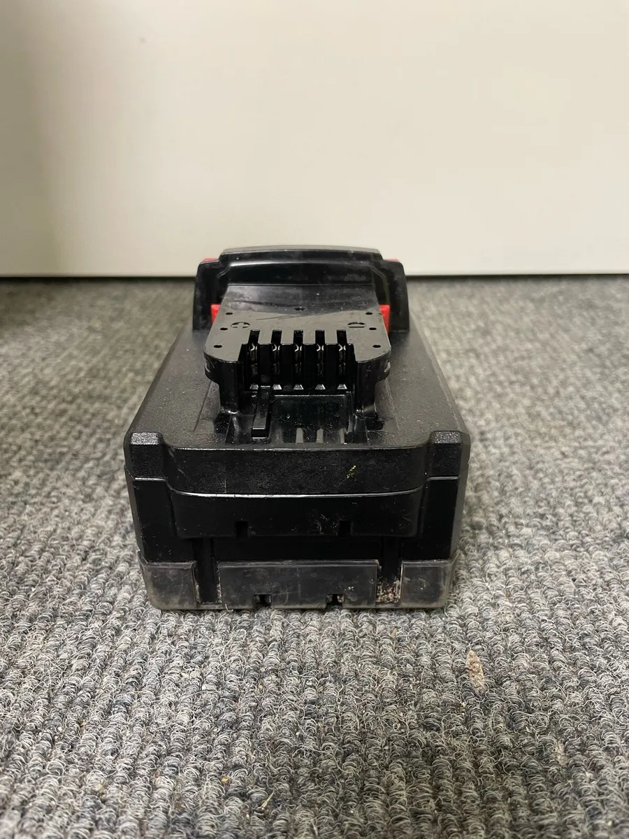 Milwaukee M18 8AH battery - Image 4