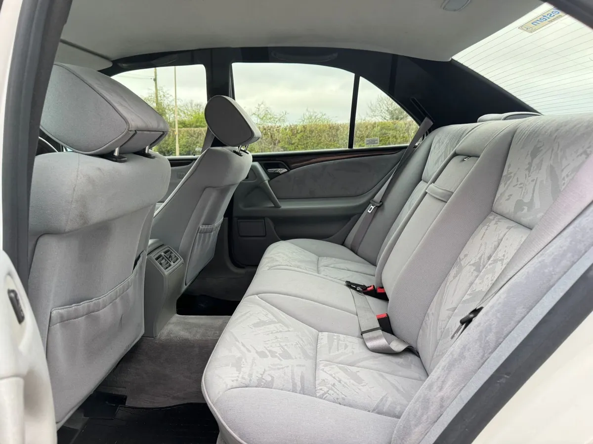 Mercedes E230 auto - Image 3