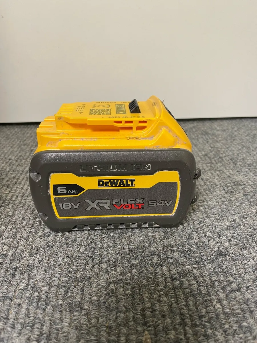 Dewalt 18v / 54v Flexvolt 6ah battery - Image 3