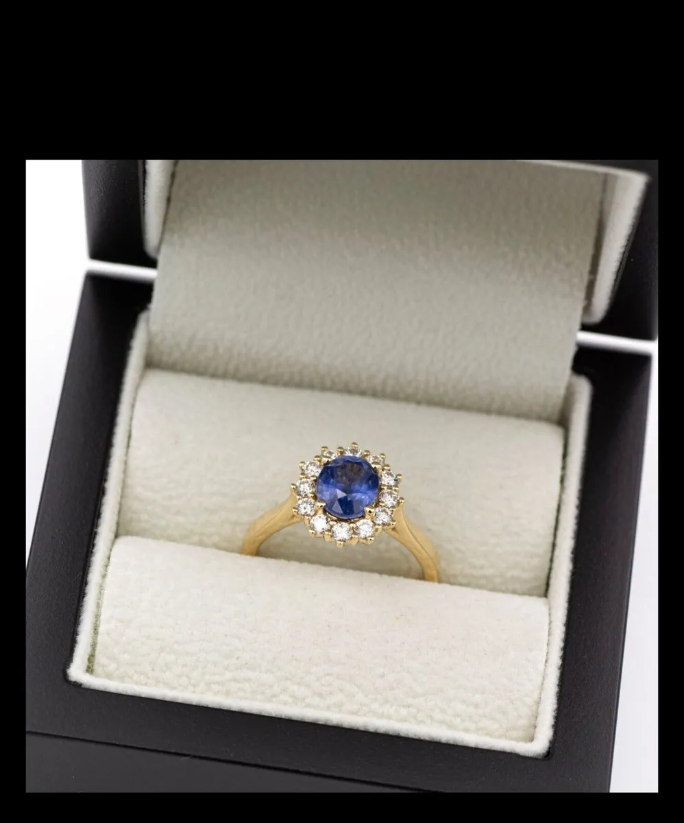 Selection of 9ct gold & Diamond rings - Image 1