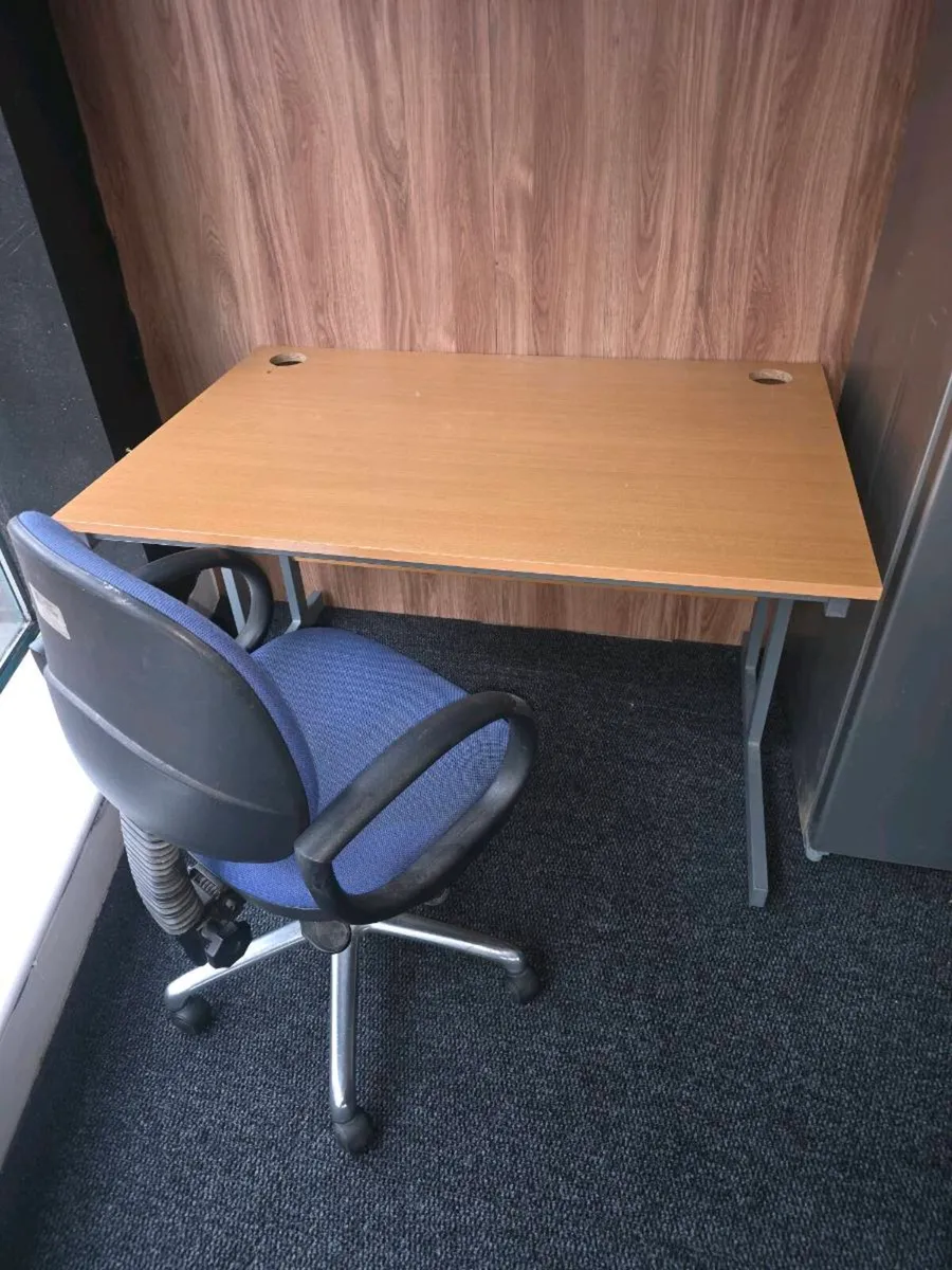 Office desk + chair - Image 1