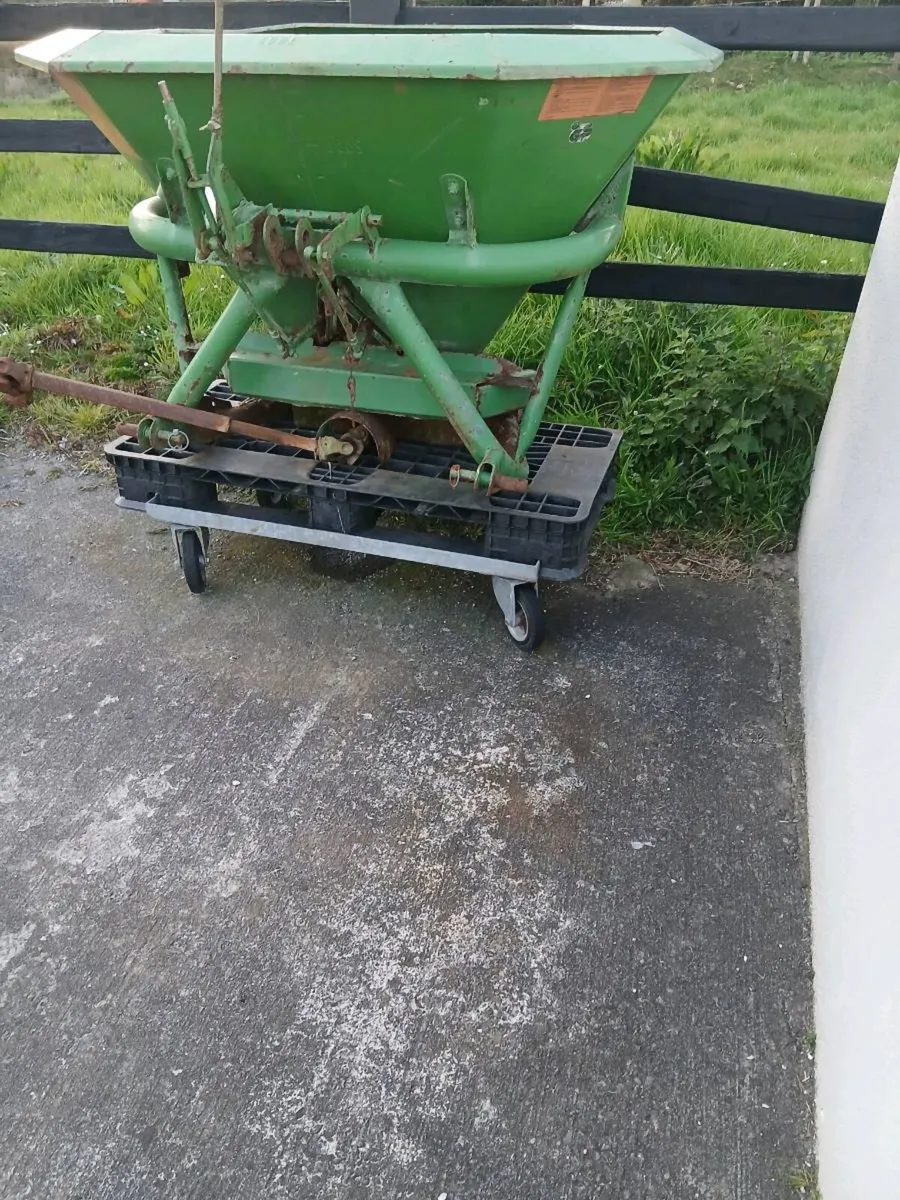 Amazon Fertiliser Spreader - Image 1