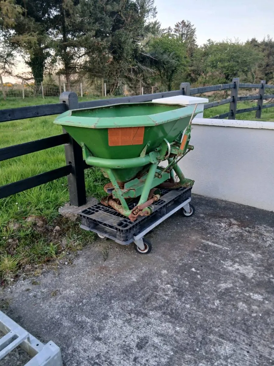 Amazon Fertiliser Spreader - Image 2