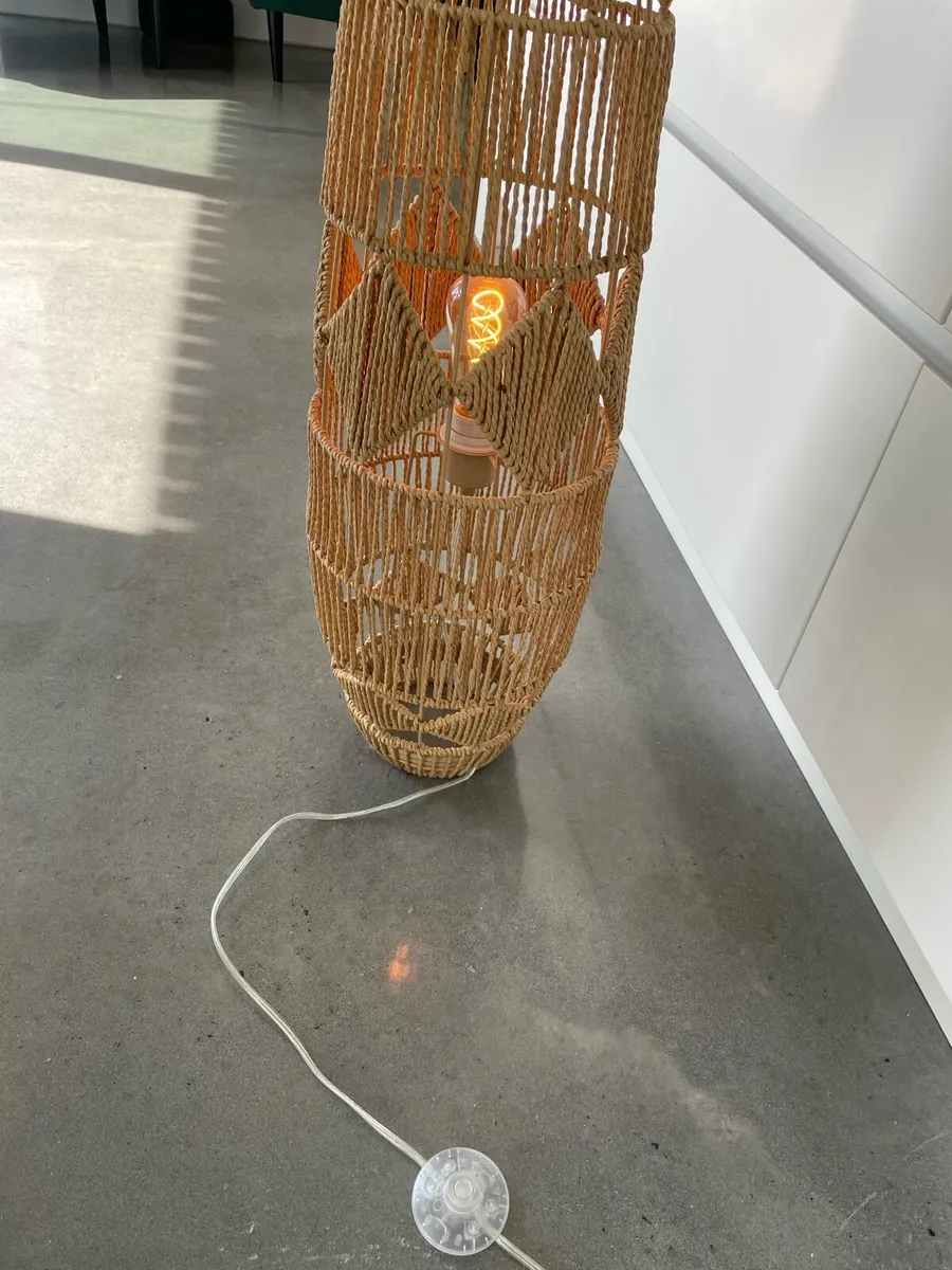 Rattan style floor lamp - Image 3