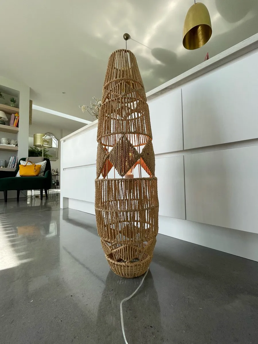 Rattan style floor lamp - Image 1