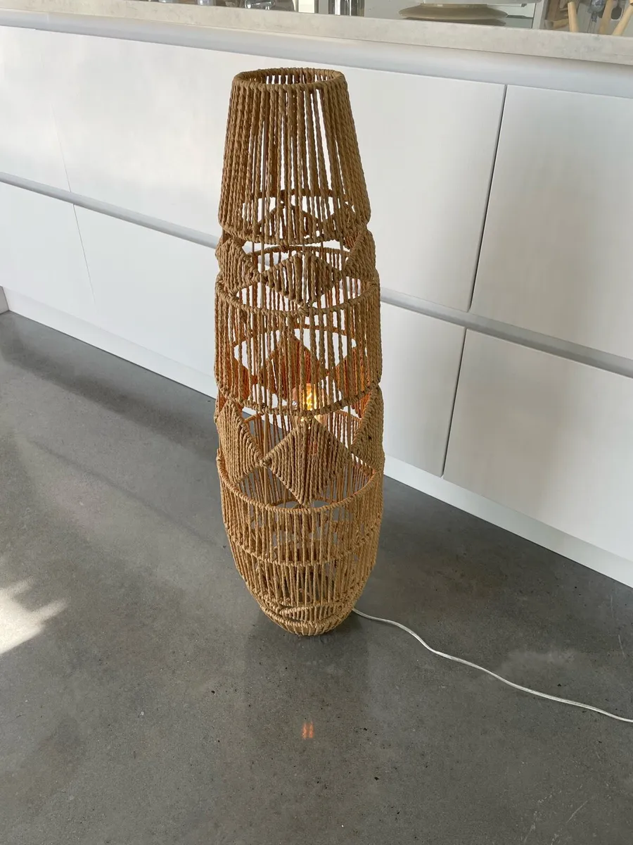 Rattan style floor lamp - Image 2