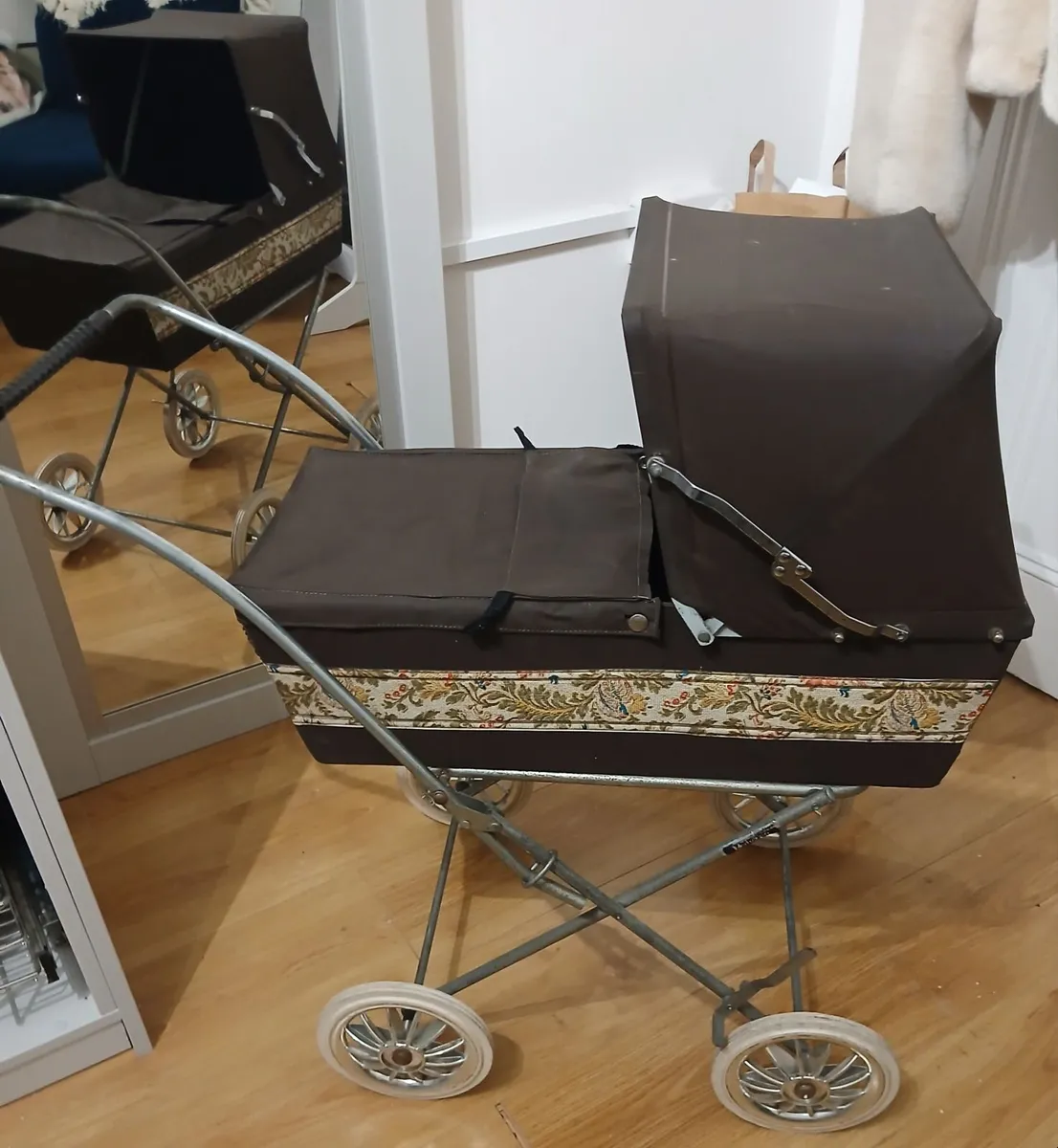 Vintage Pedigree Dolls Pram from the 1970s - Image 2