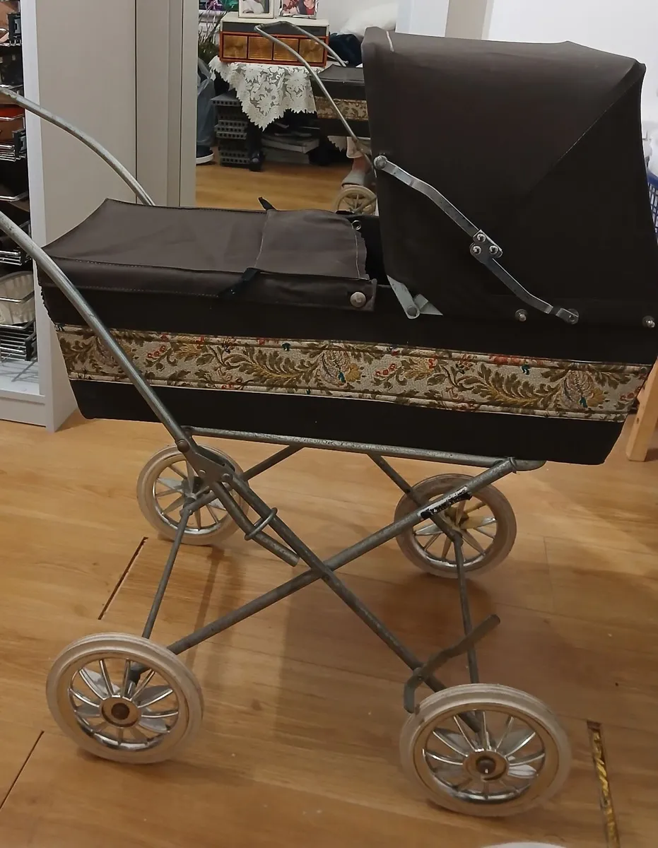 Vintage Pedigree Dolls Pram from the 1970s - Image 4