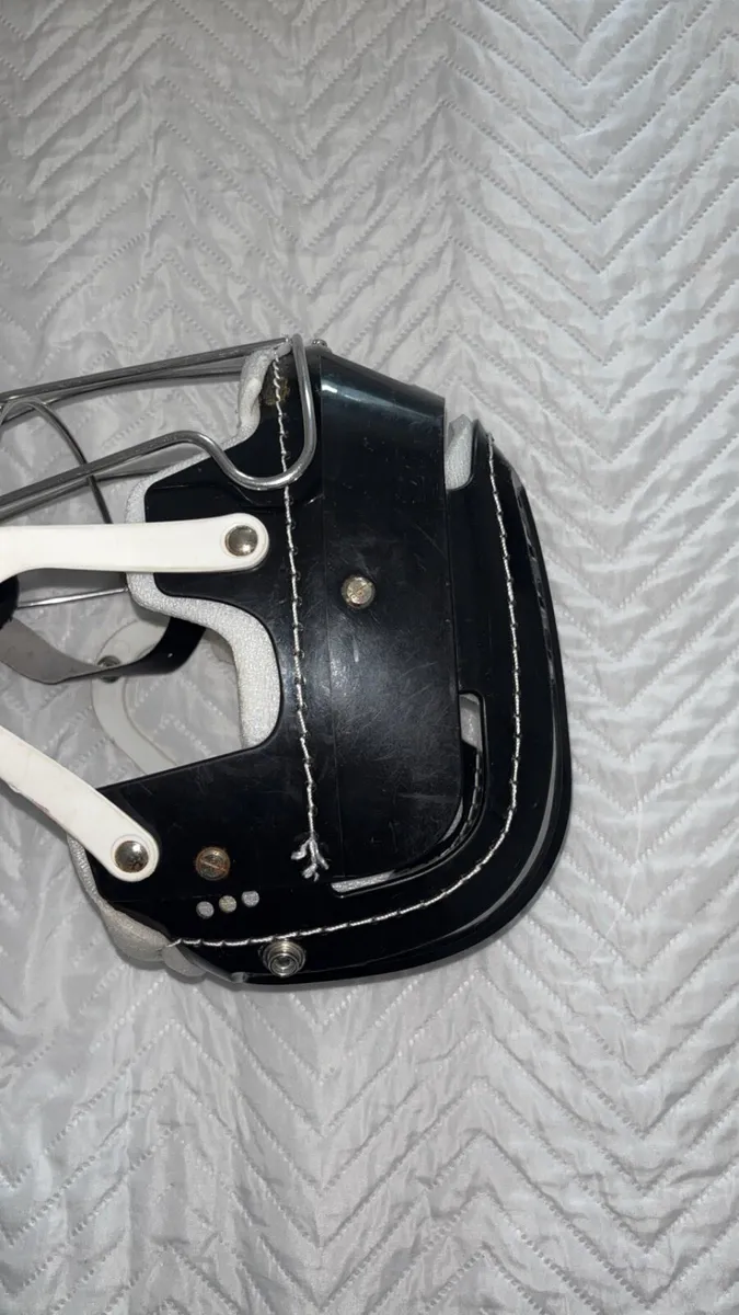 Hurling helmet - Image 1