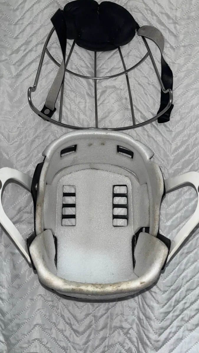 Hurling helmet - Image 3