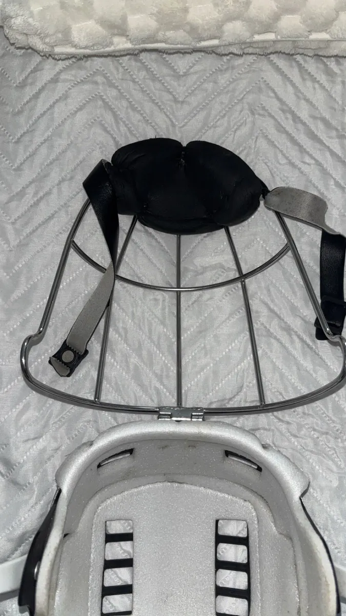 Hurling helmet - Image 4