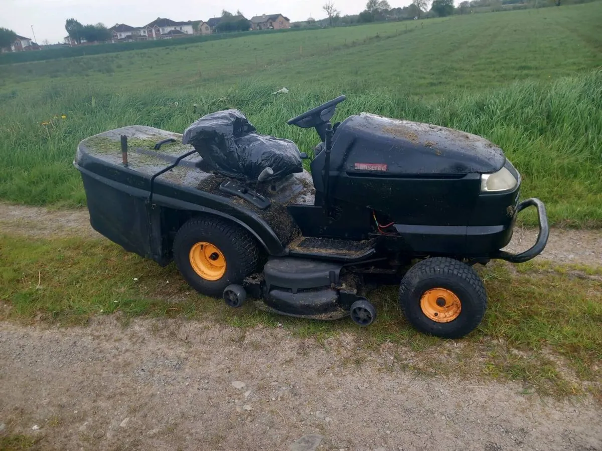 Ride on lawnmower - Image 1