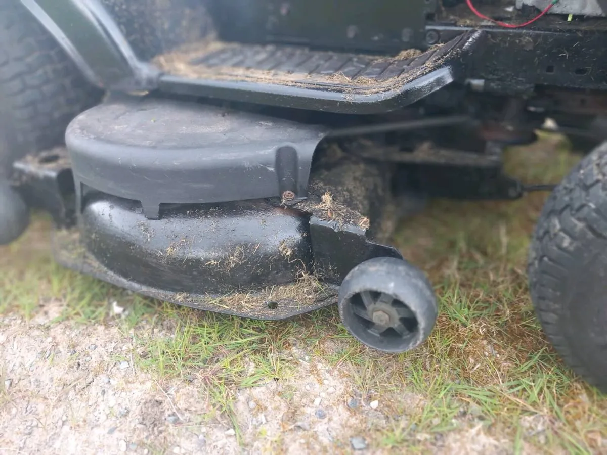 Ride on lawnmower - Image 3