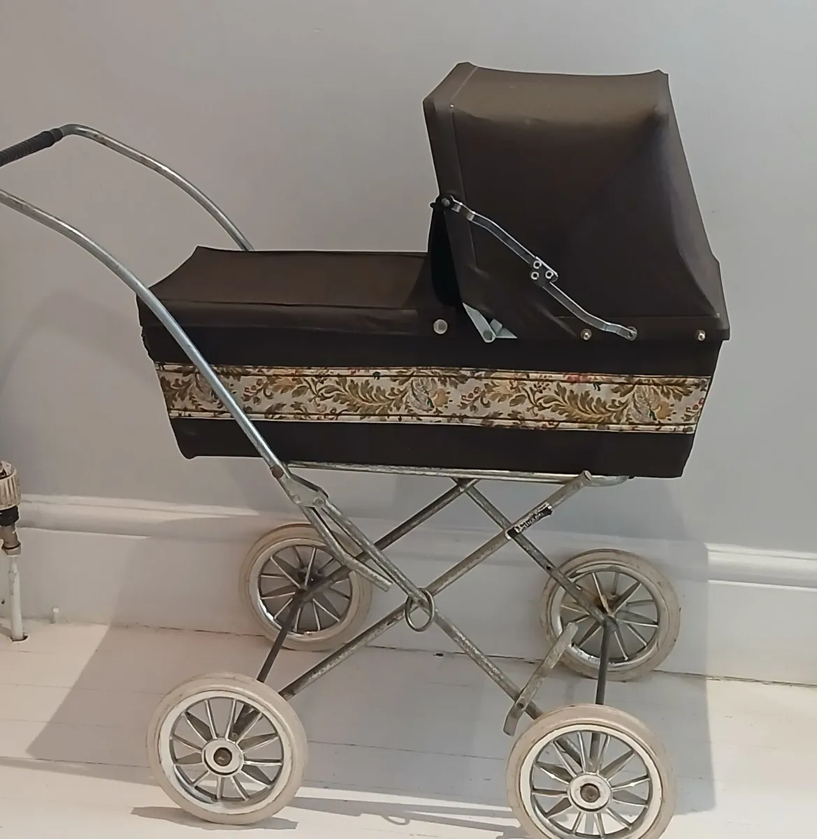 Vintage Pedigree Dolls Pram from the 1970s - Image 1